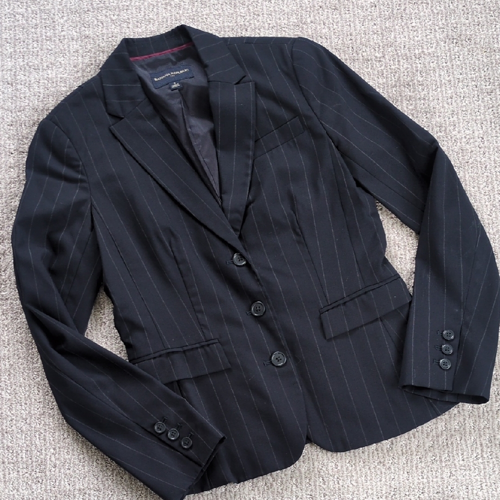 GORGEOUS Banana Republic Black/Grey Wool Blend Wide Pinstripe Blazer, Size 4